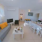 Lakithra Apartments דירה